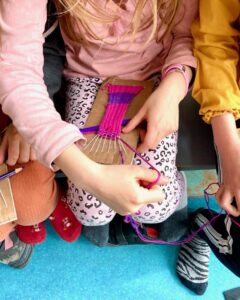 Activité tissage à l'école montessori du pays viennois à reventin vaugris